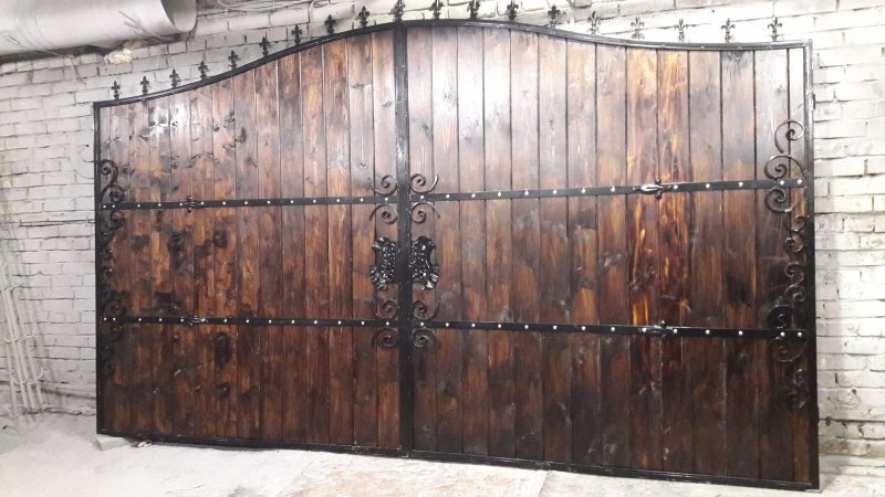Ворота с калиткой из профиля под старину