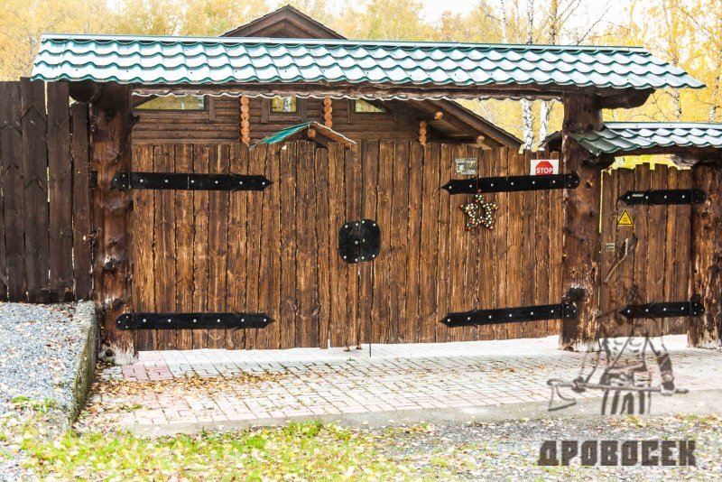 Ворота деревянные распашные под старину из бревен