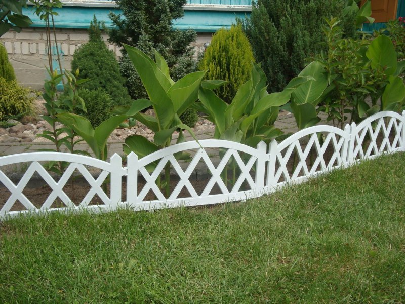 Белый заборчик для клумбы