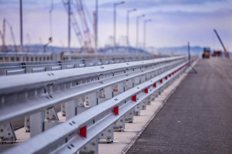 Металлическое барьерное ограждение автомобильной дороги