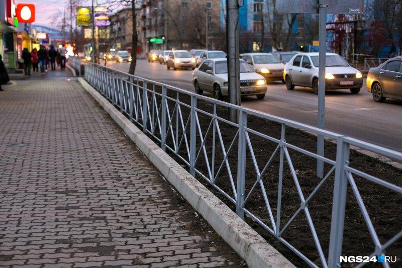Ограждение вдоль дороги