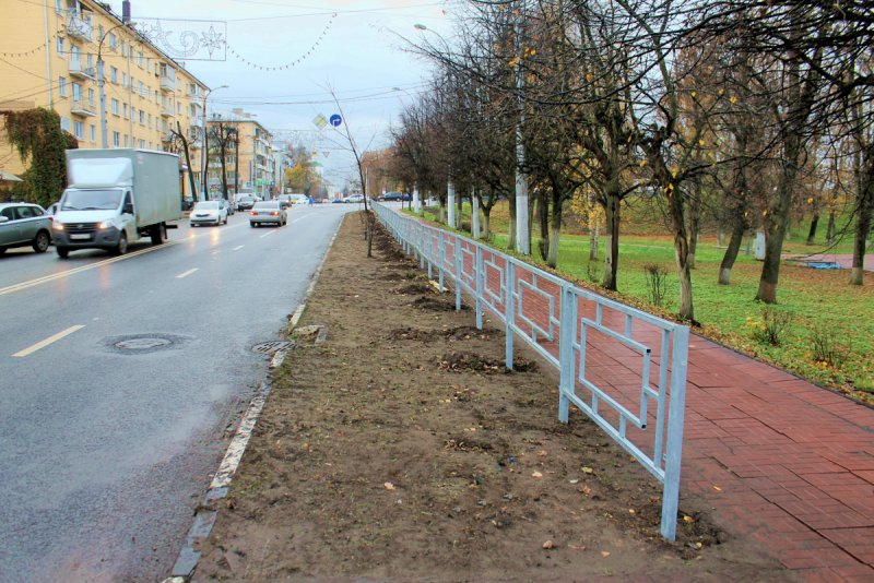 Заборы вдоль дорог