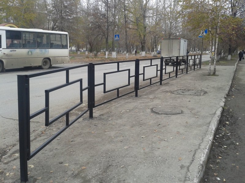 Ограждение вдоль тротуара