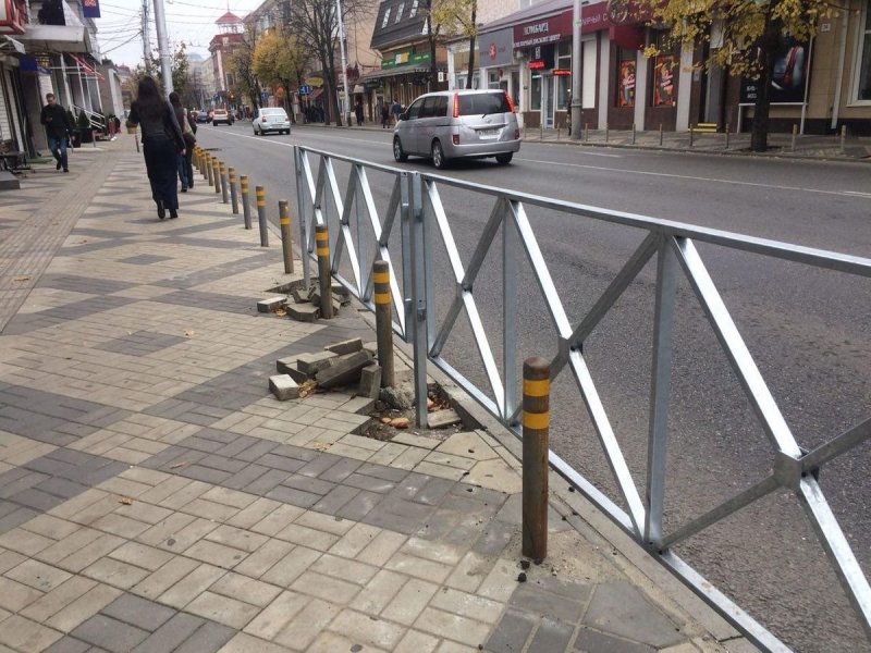 Ограждение пешеходных дорожек