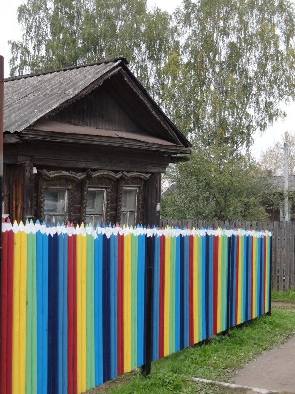 Забор из карандашей