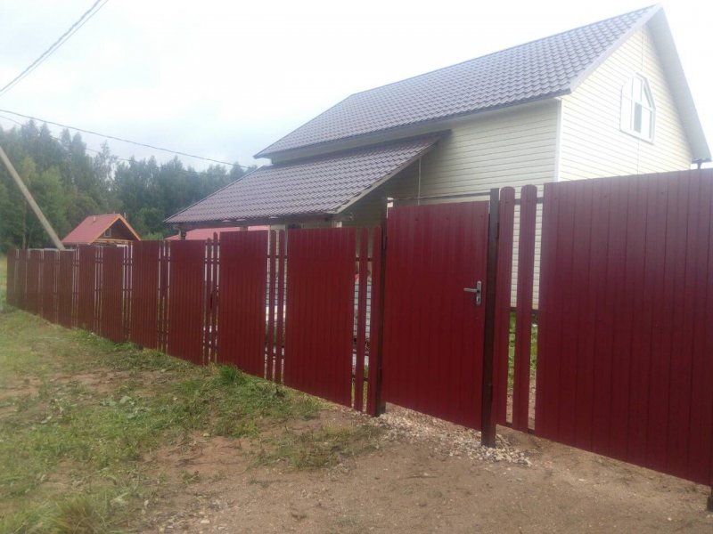 Комбинированный забор из металлического штакетника с профлистом