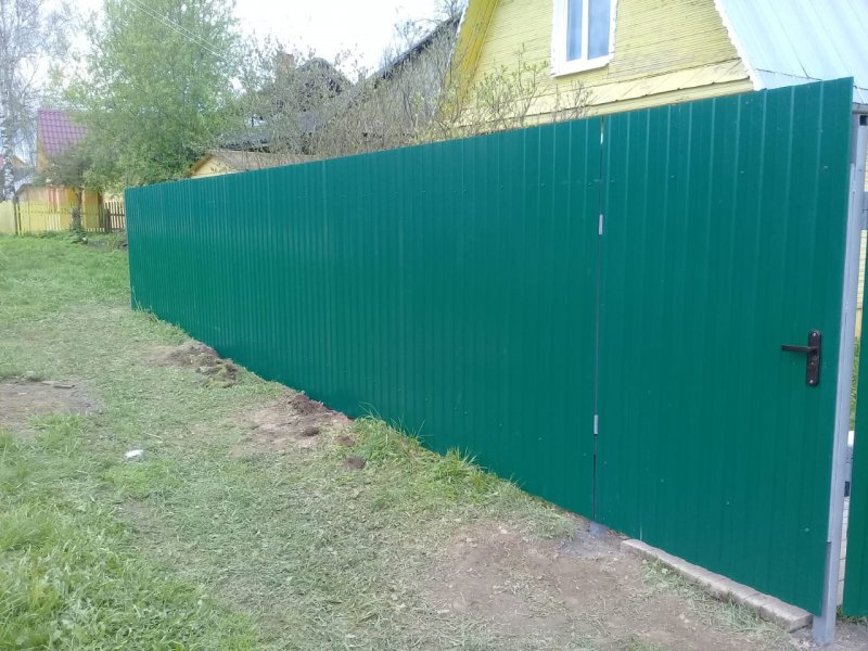 Зеленый забор из профнастила с фундаментом