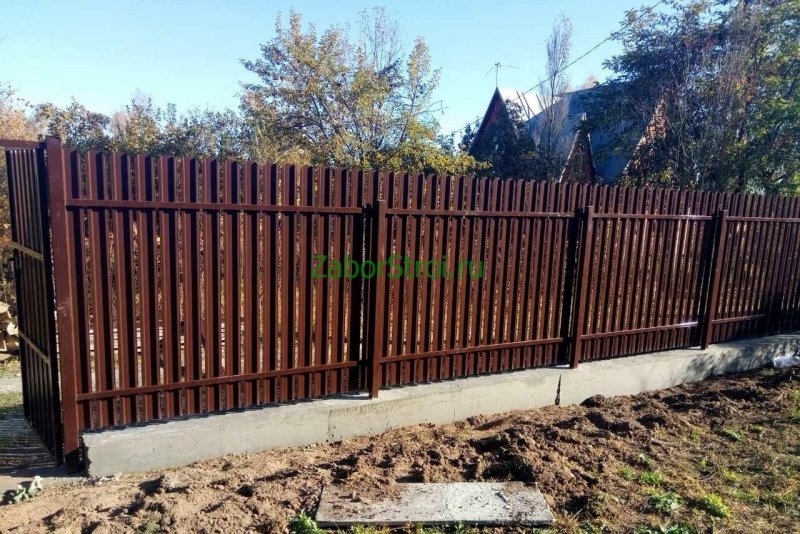 Забор с фундаментом евроштакетника
