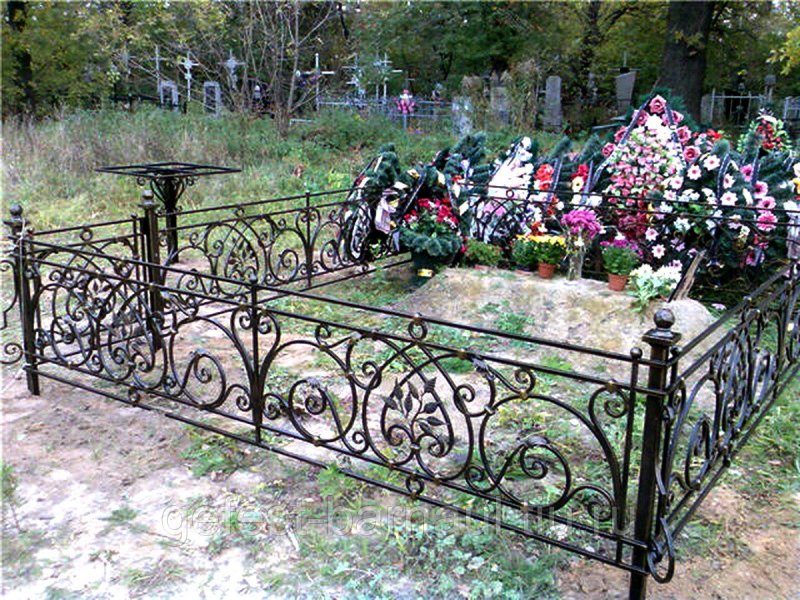 Мусульманские оградки на кладбище установленные фото