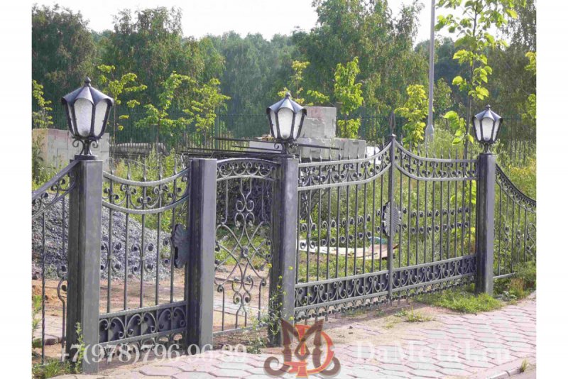 Кованые фонари на забор
