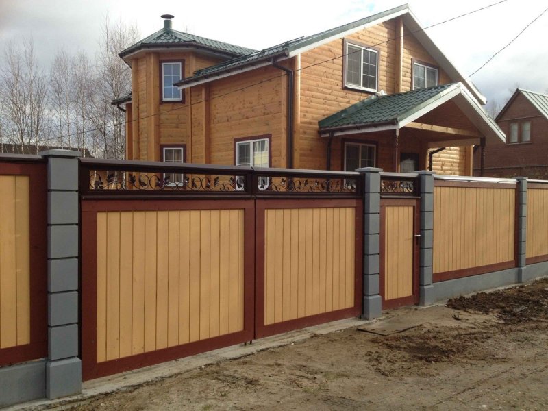 Металлический забор в деревне