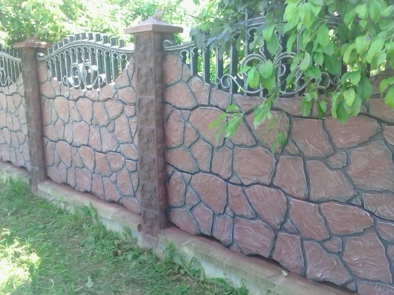 Крашенный бетонный забор