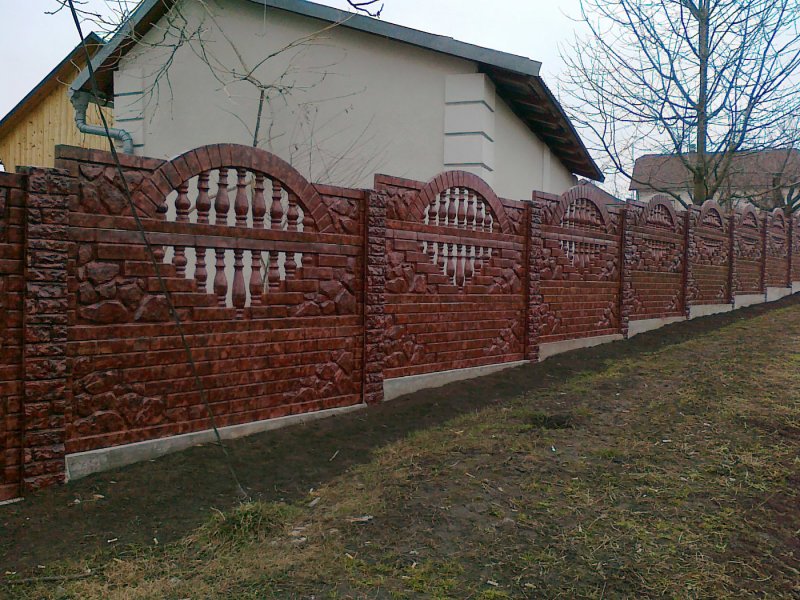 Крашеные бетонные заборы