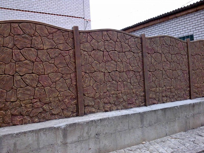 Окрашенные бетонные заборы