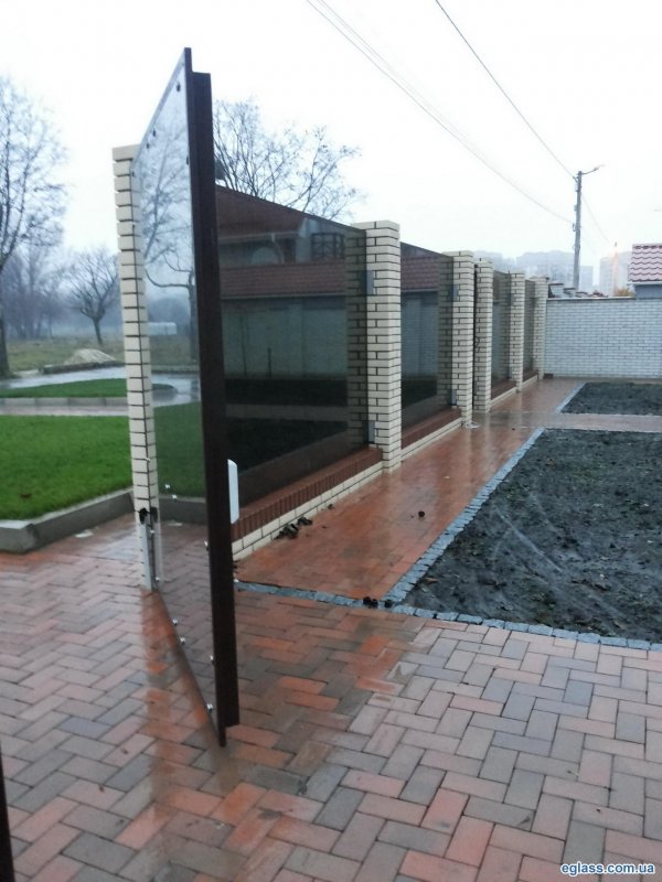 Забор со стеклом