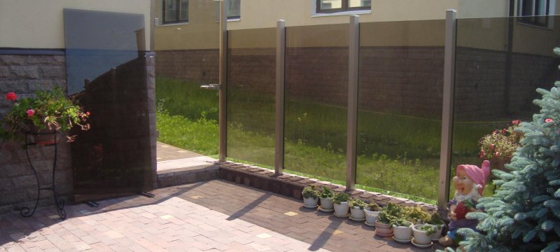 Высокие заборы из стекла