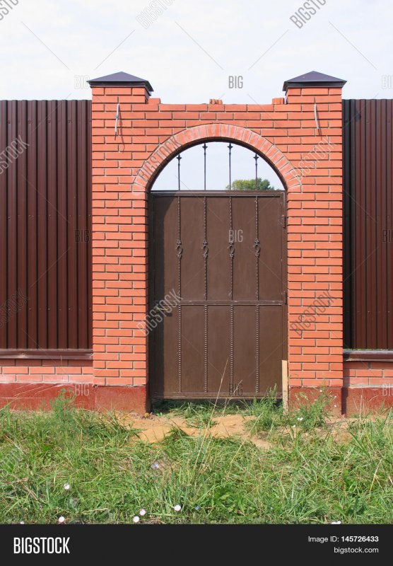 Ворота с аркой из кирпича