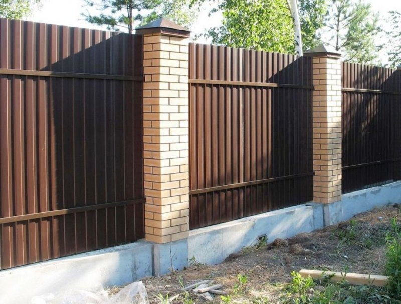 Забор на кирпичных Столбах металлопрофиль