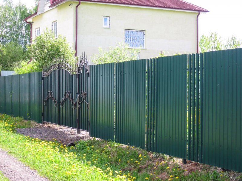 Комбинированный металлический забор