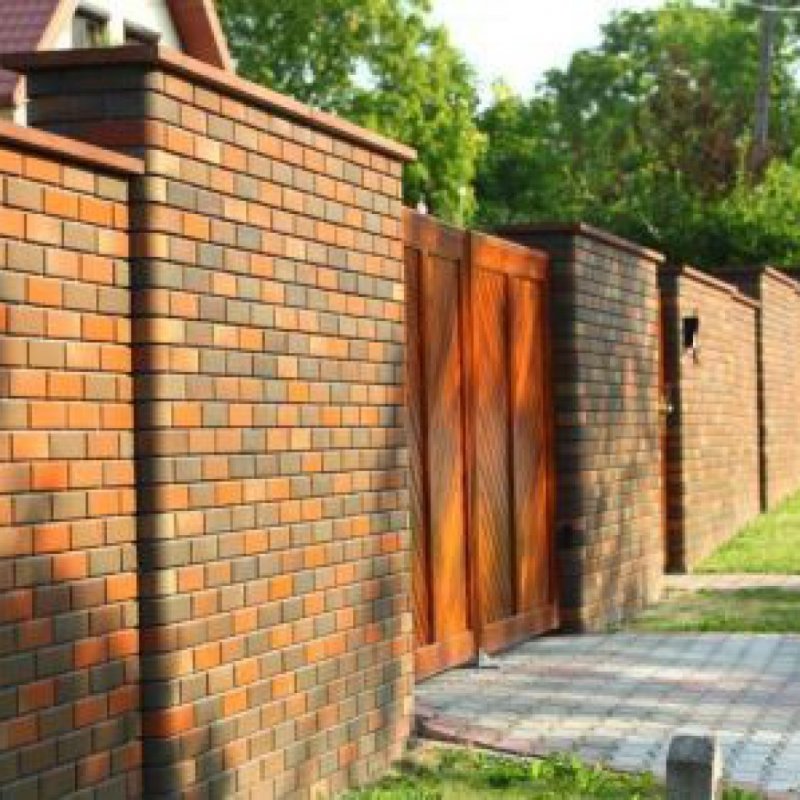 Самые красивые заборы из кирпича