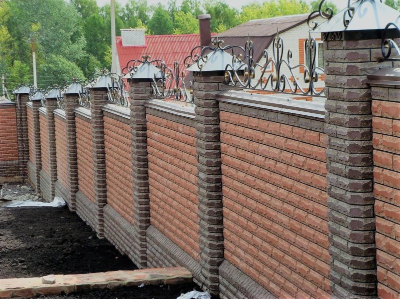 Кирпичный забор