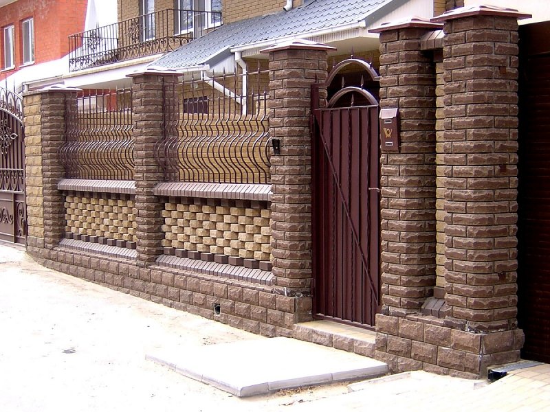 Кирпичный забор