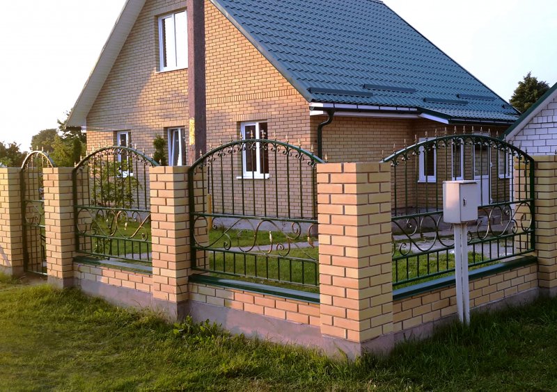 Забор 3d c кирпичными столбами