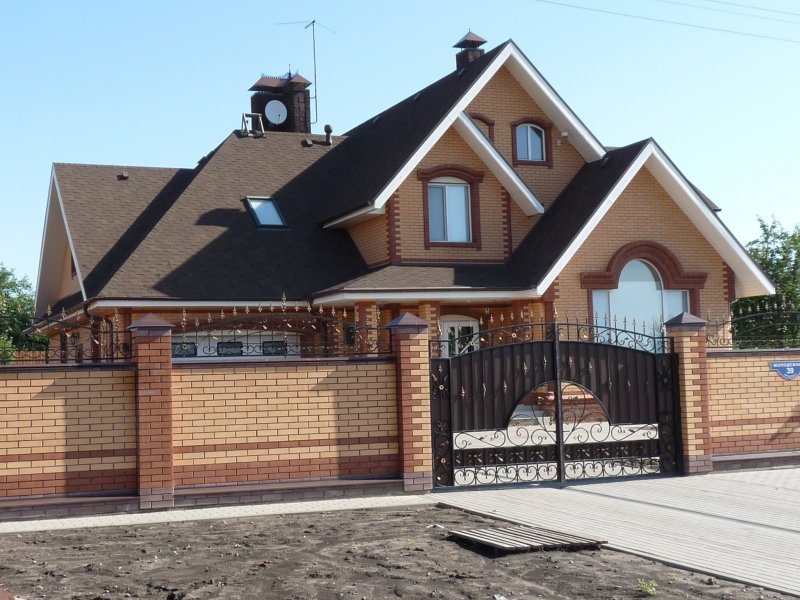 Забор для кирпичного дома