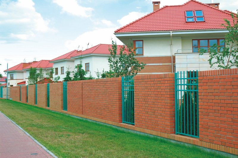 Заборы для дачи из кирпича