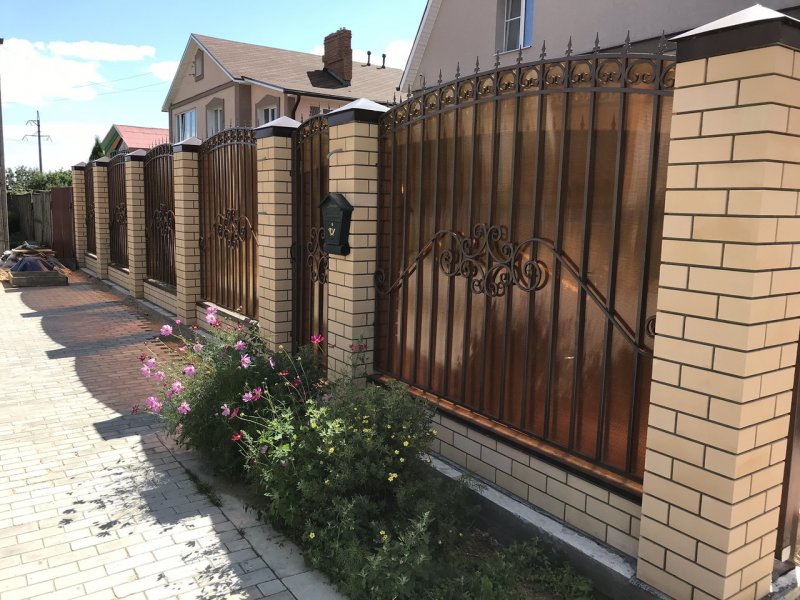 Кирпичный забор