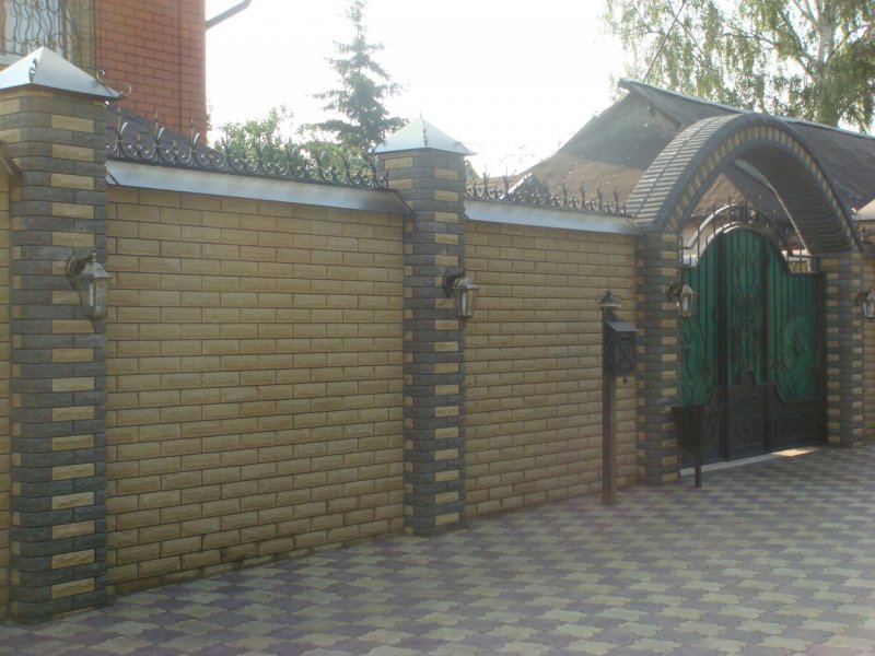 Красивые заборы из кирпича