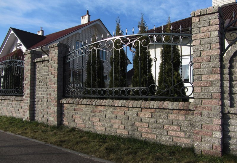 Забор из кирпича и железа