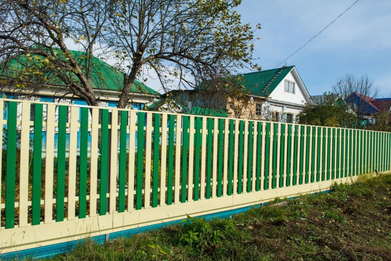 Забор зеленого цвета