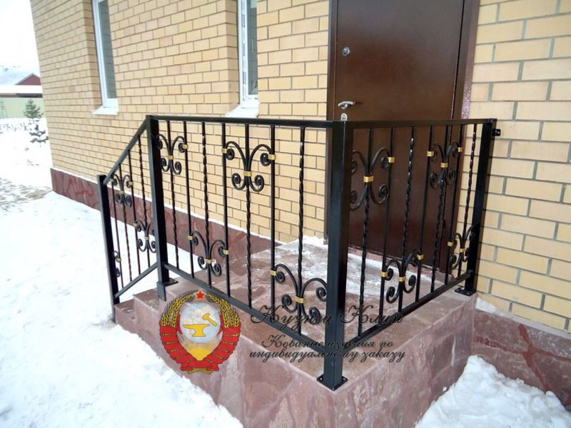 Железные перила для крыльца