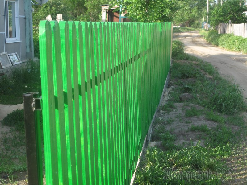 Заборы из Крашеного штакетника