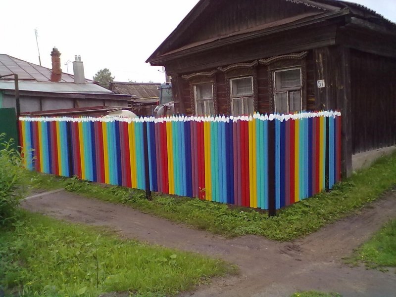 Разноцветный забор на даче