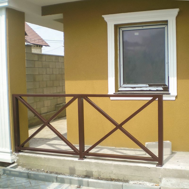Ограждение балкона ЦДС из профильной трубы новостройки