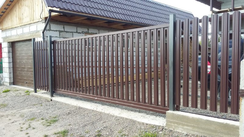 Откатные ворота под евроштакетник