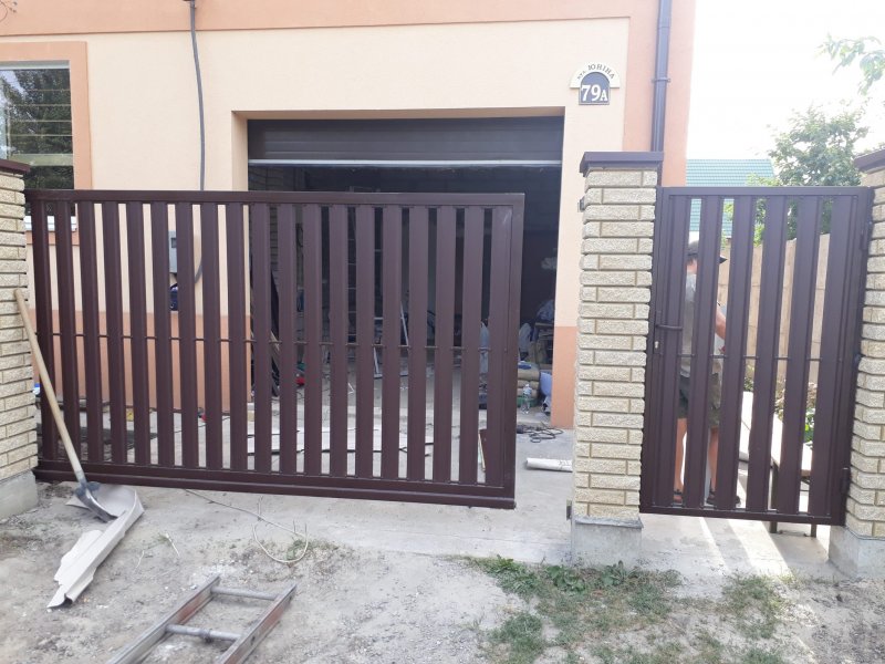 Откатные ворота евроштакетник с калиткой