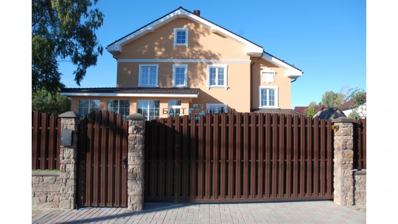Красивый забор из евроштакетника