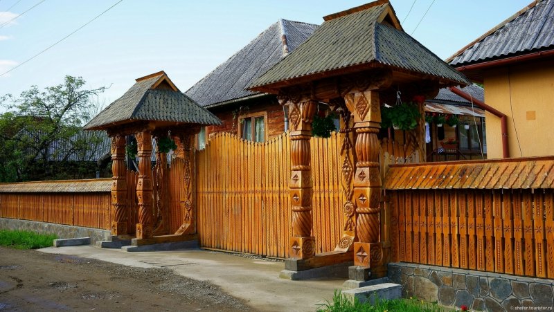 Деревянный забор в Старорусском стиле