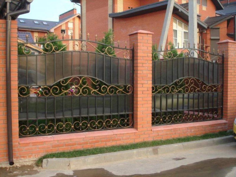 Кованый забор с поликарбонатом