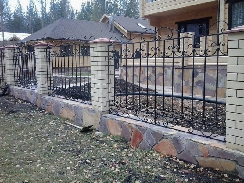 Кованые заборы для частного дома