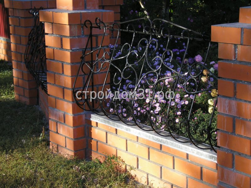 Забор из кованой решетки у палисадника