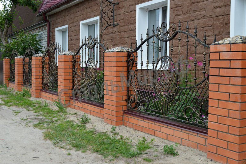 Палисадник с кирпичными столбами