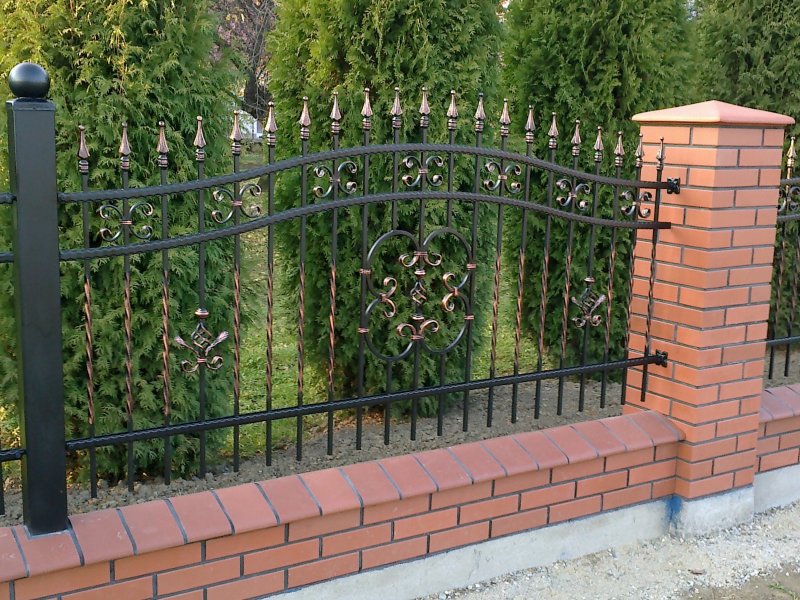 Кирпичный палисадник с ковкой