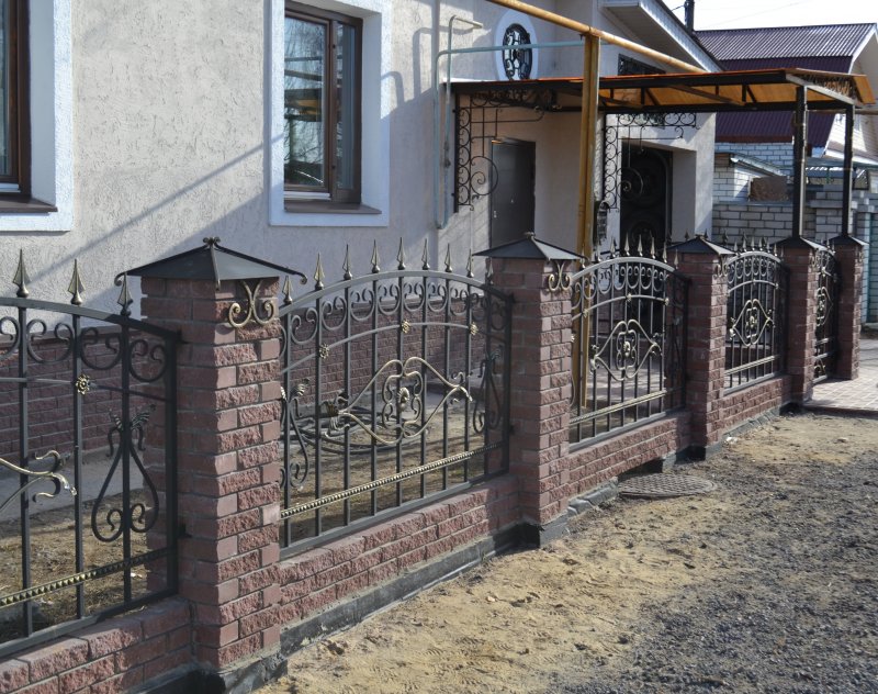Забор для палисадника из кирпича и ковки