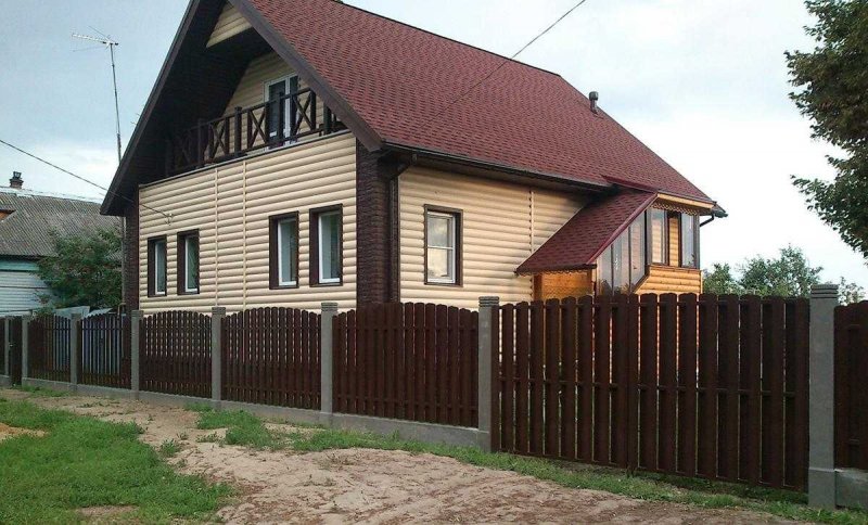 Дом с забором из евроштакетника