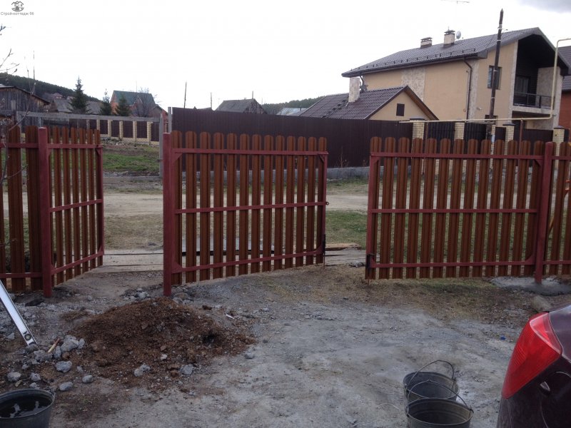 Забор из металлического штакетника с воротами и калиткой