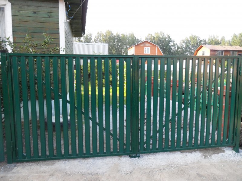 Забор из евроштакетника